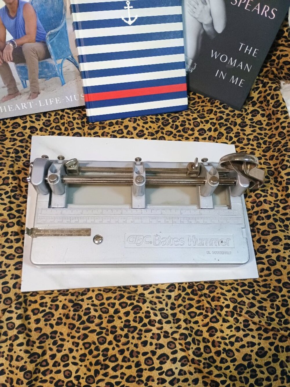 Heavy duty adjustable 3 hole punch Bates-Hummer